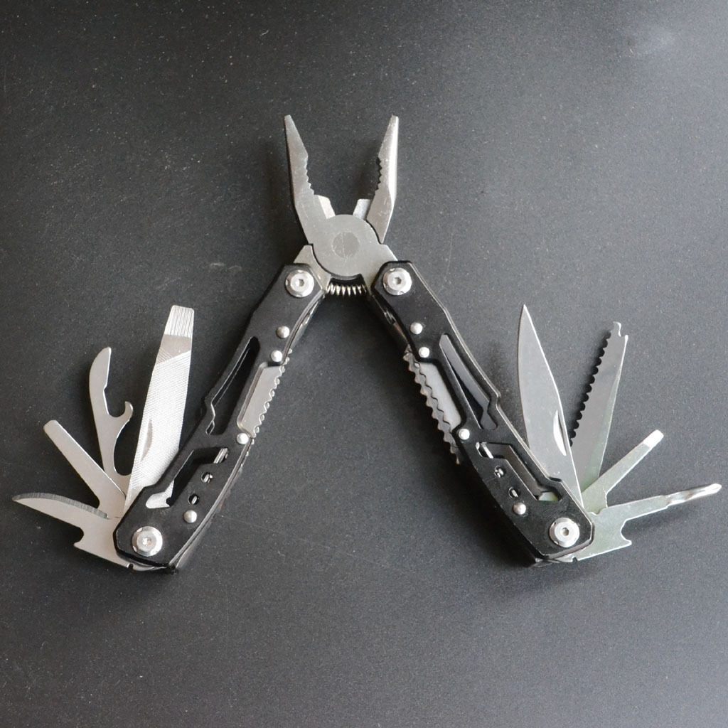 Folding multifunctional pliers