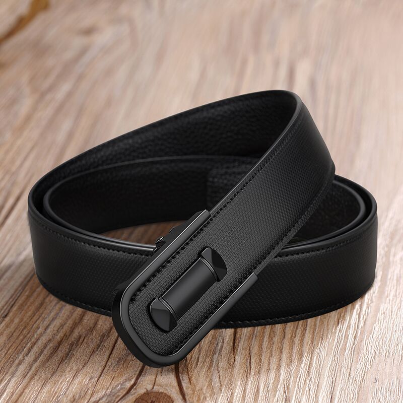 Men&#39;s leather belt with smooth buckle