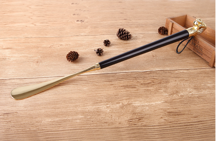 Fashion Beech Lion Head Metal Shoehorn