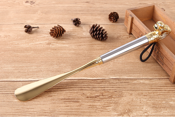 Fashion Beech Lion Head Metal Shoehorn