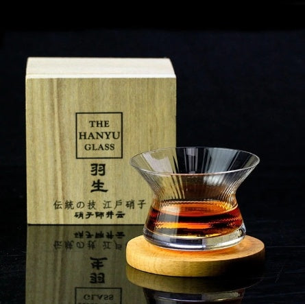 Whiskey glass with rotating spirits