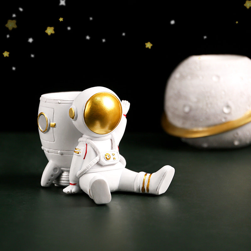 Simple Astronaut Resin Pen Holder Desk Ornament