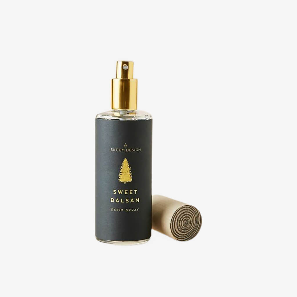 Sweet Balsam is a blend of evergreens highlighted by spring bulbs and pine cones. Contains all-natural cedarwood, grapefruit, pine and patchouli oils.  Features a printed wood lid.​